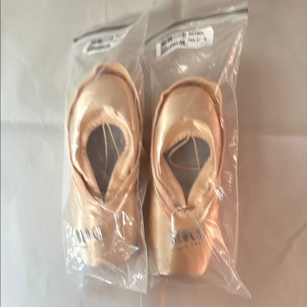 NWT Bloch Synergy Pointe Shoes Size: 2Y 6